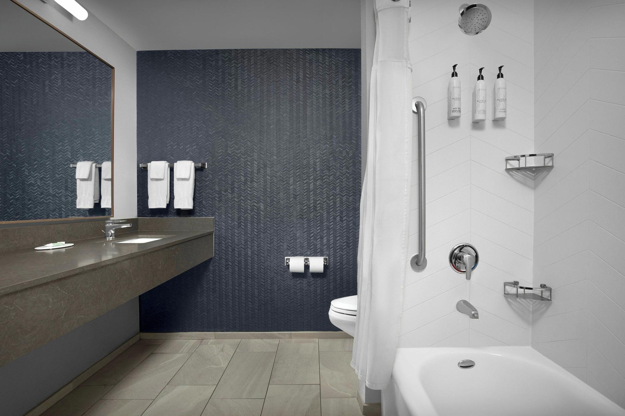 suite, multiple beds