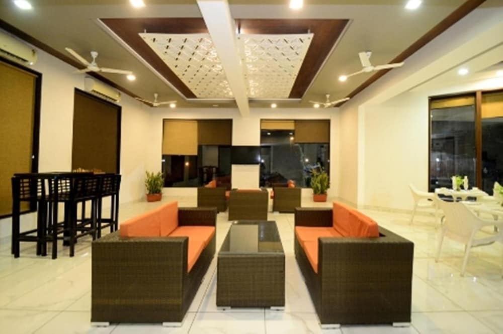 Crimson Park Shripriya Hotel 22/32