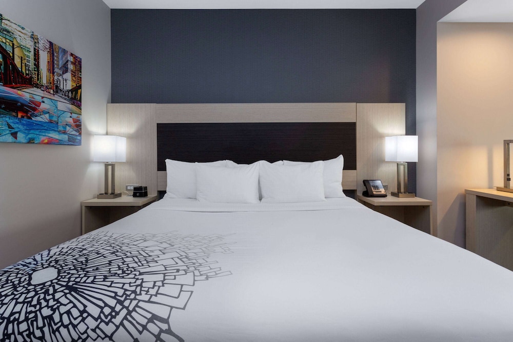 La Quinta Inn & Suites by Wyndham Shorewood 12/40