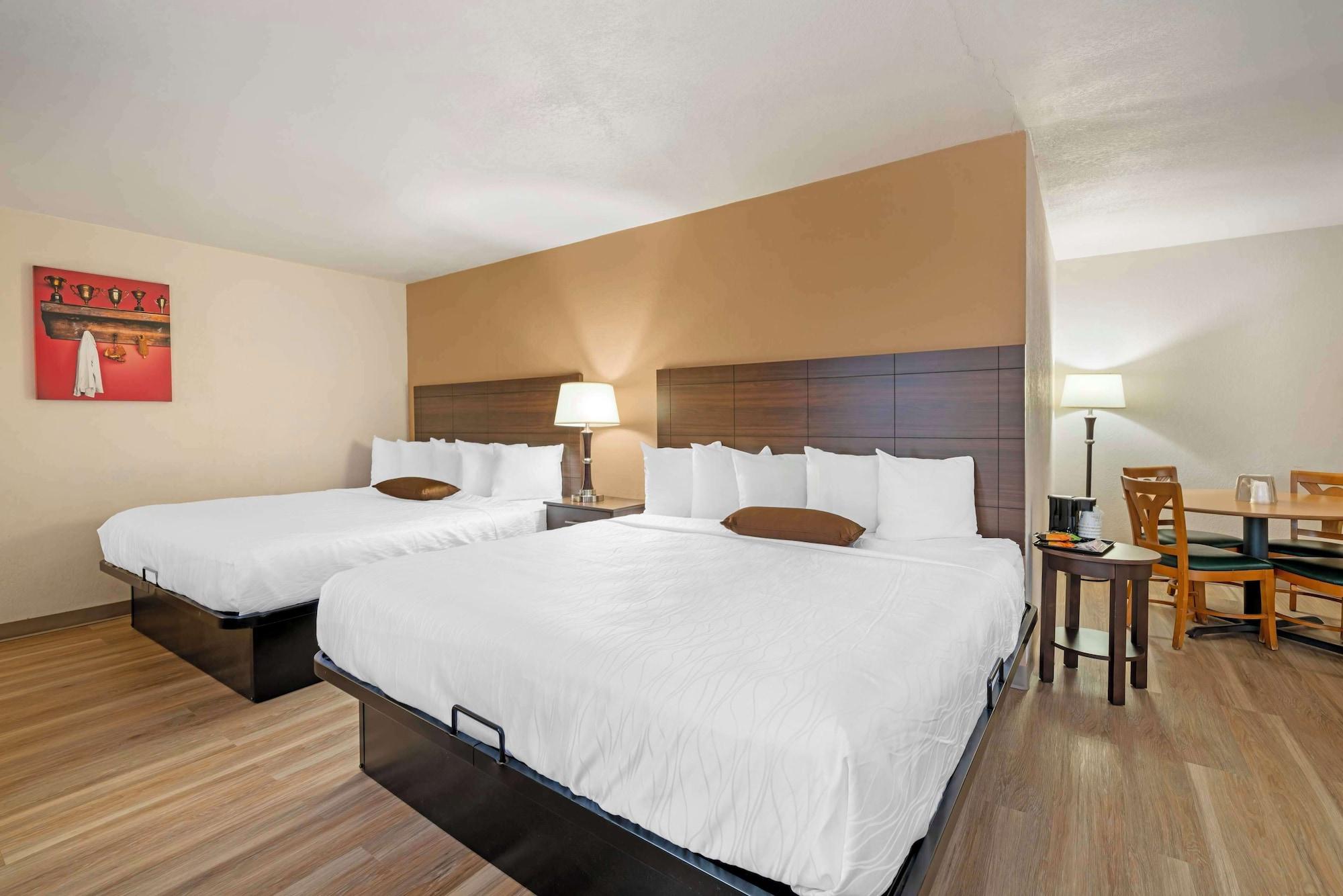 Standard, Multiple Beds, Sofa, Large، Best Western Green Bay Inn Conference Center 1/2