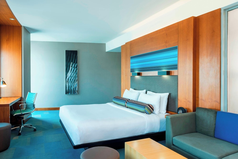 Savvy, Plus, Guest Room, King Bed، Aloft By Marriot Abu Dhabi 3/9