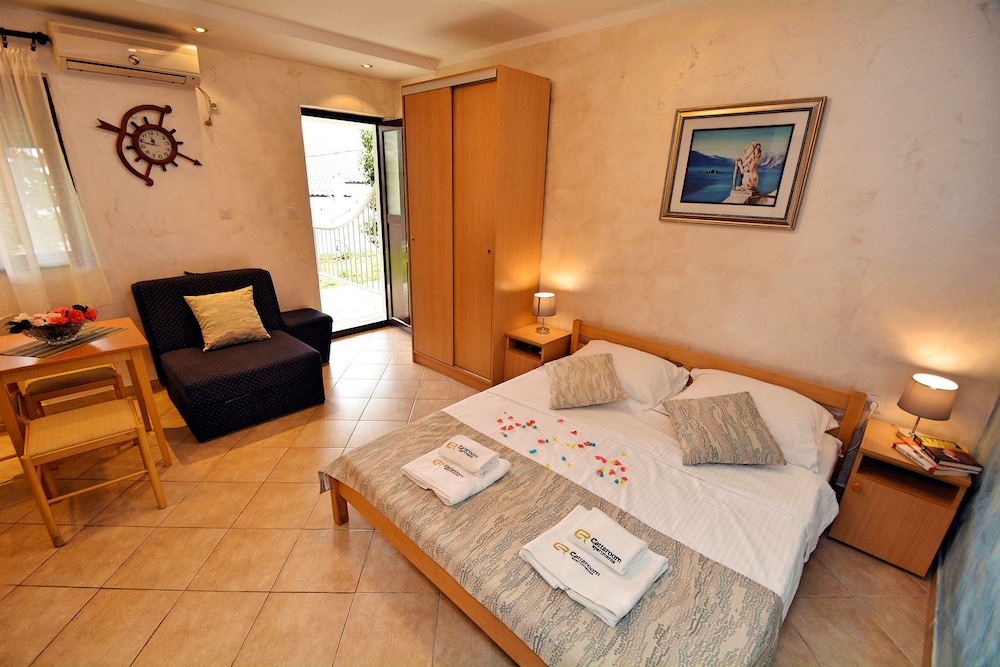 Cattaroom Apartments 28/76