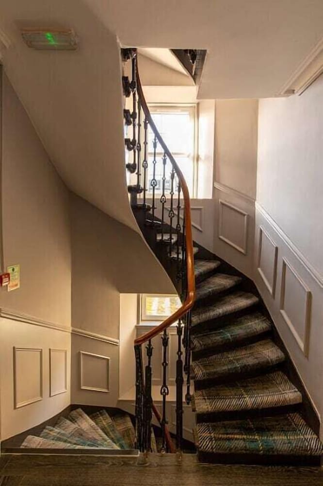 Whisky Vaults Hotel 25/50