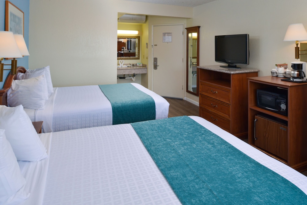 Edgewater Inn And Suites 26/76