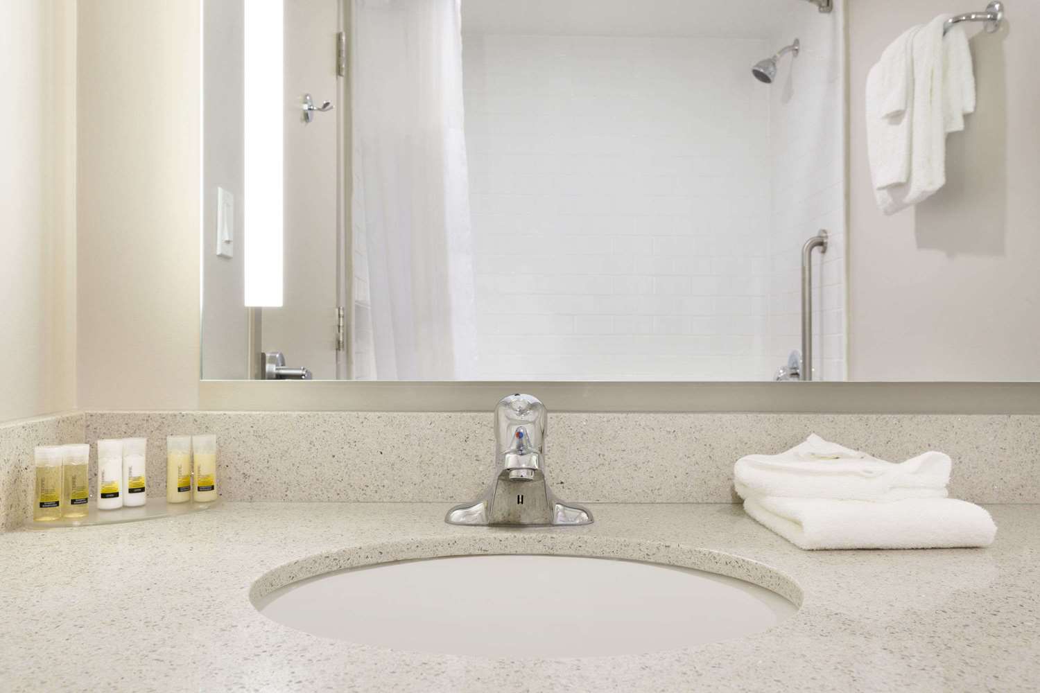 Days Inn & Suites By Wyndham Lindsay 42/43
