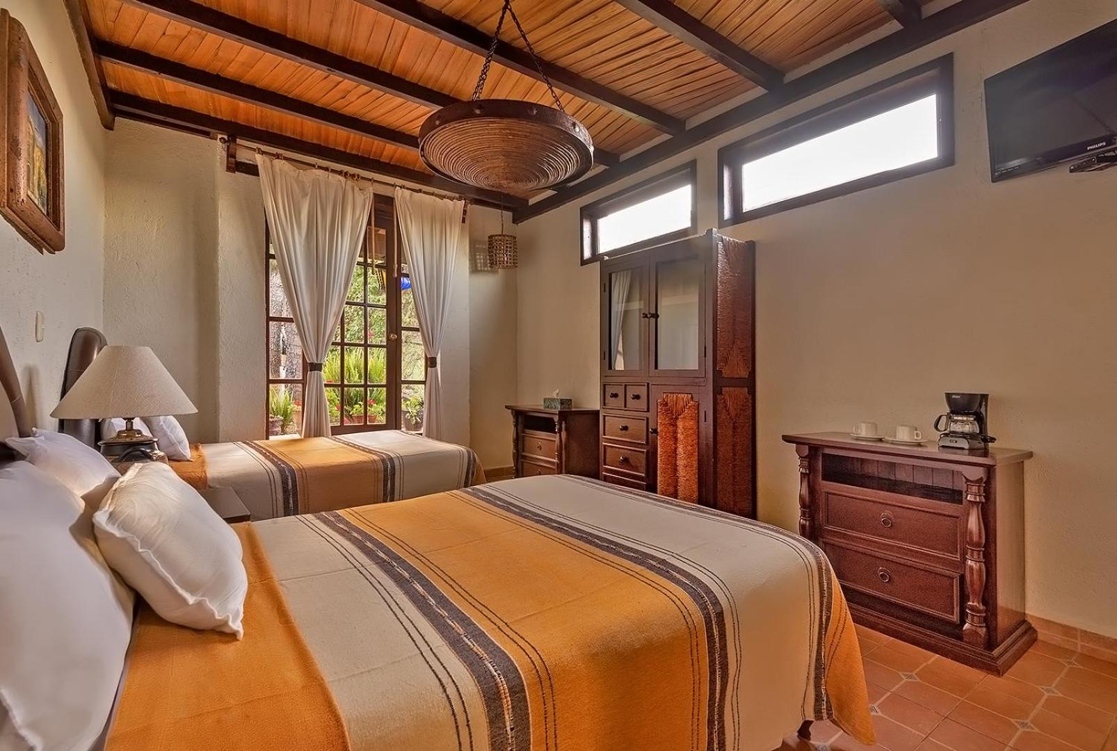 غرفة بسرير مزدوج بإطلالة على الحديقة