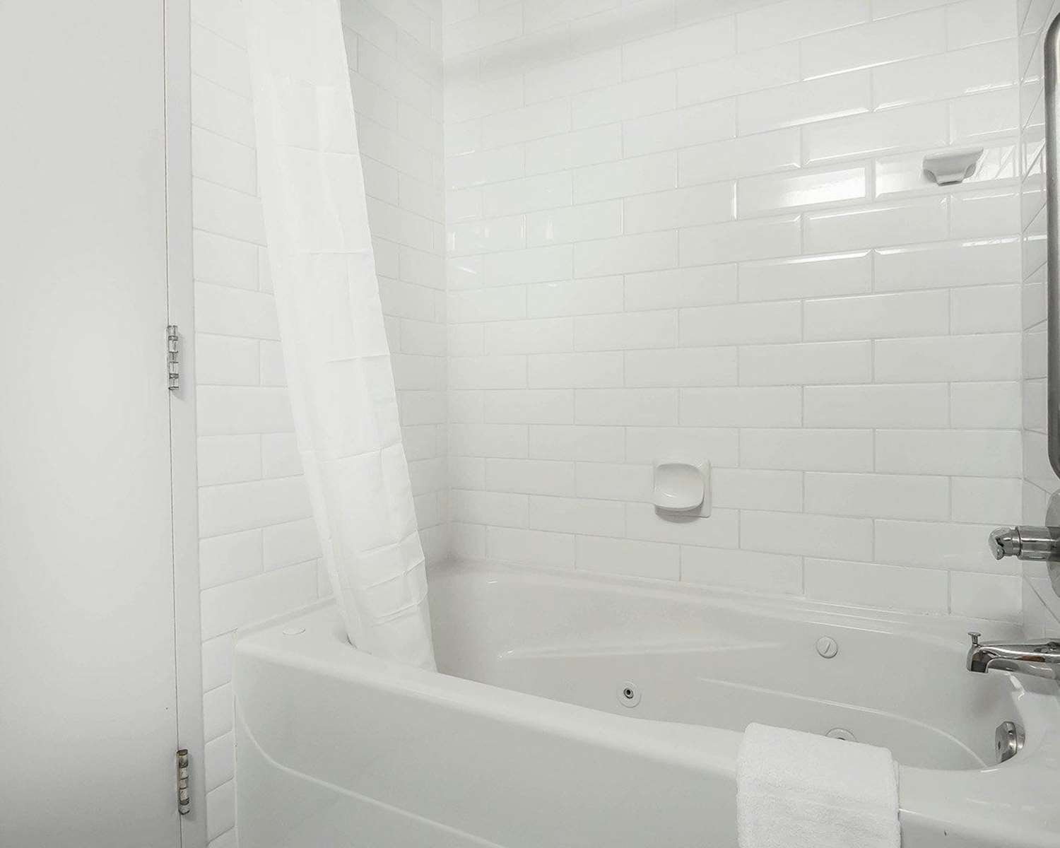 Comfort Hotel Vancouver Airport 43/44