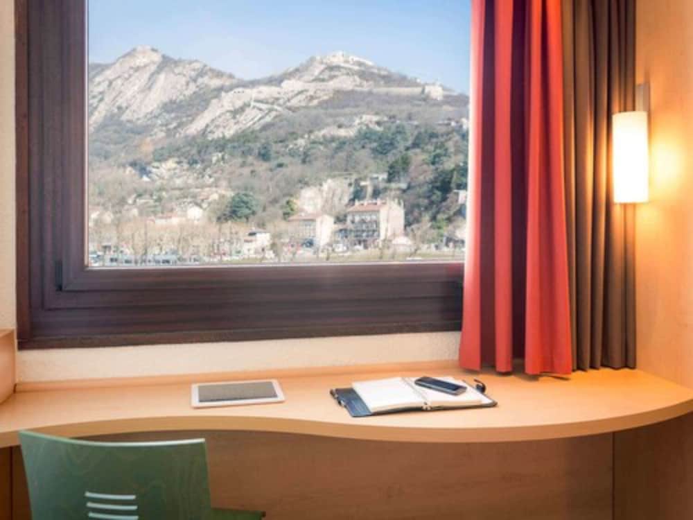 Ibis Grenoble Gare 44/56