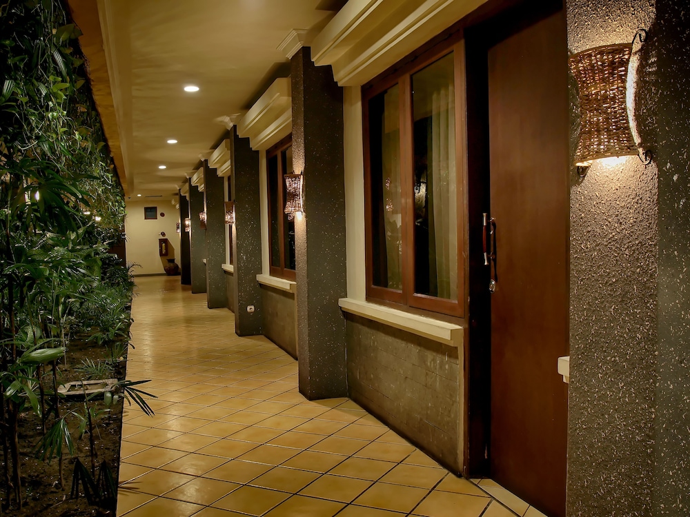 Lotus Garden Hotel 23/43