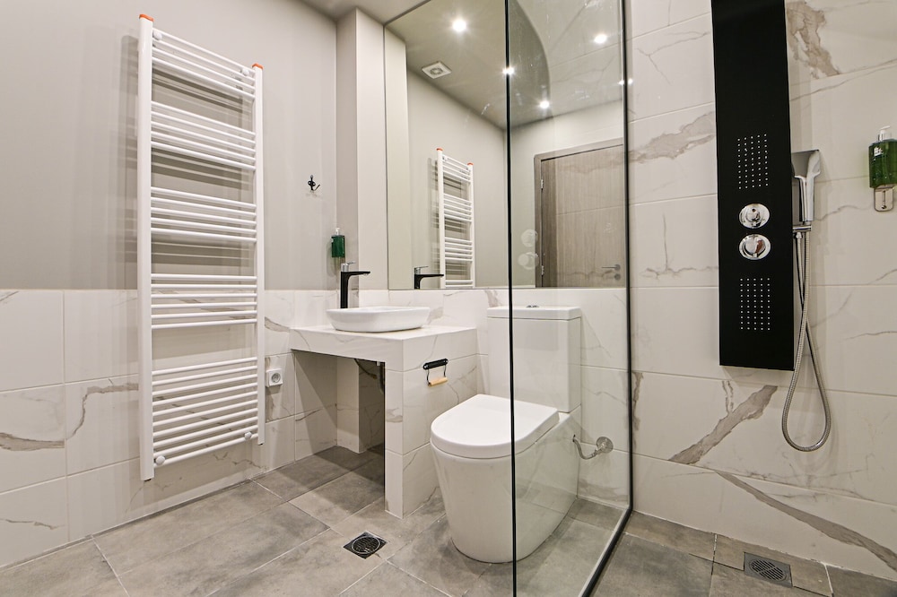 Thisean Modern Suites 48/50