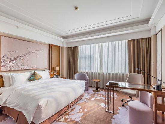 Deluxe, King Bed