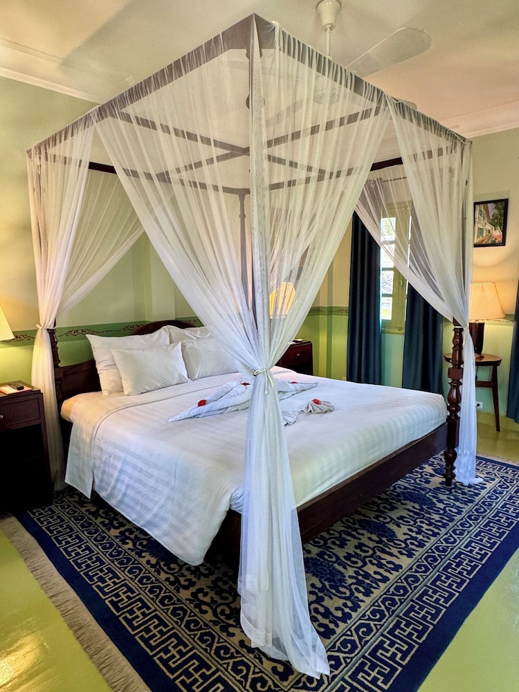 HERITAGE, SUITE, BATHTUB