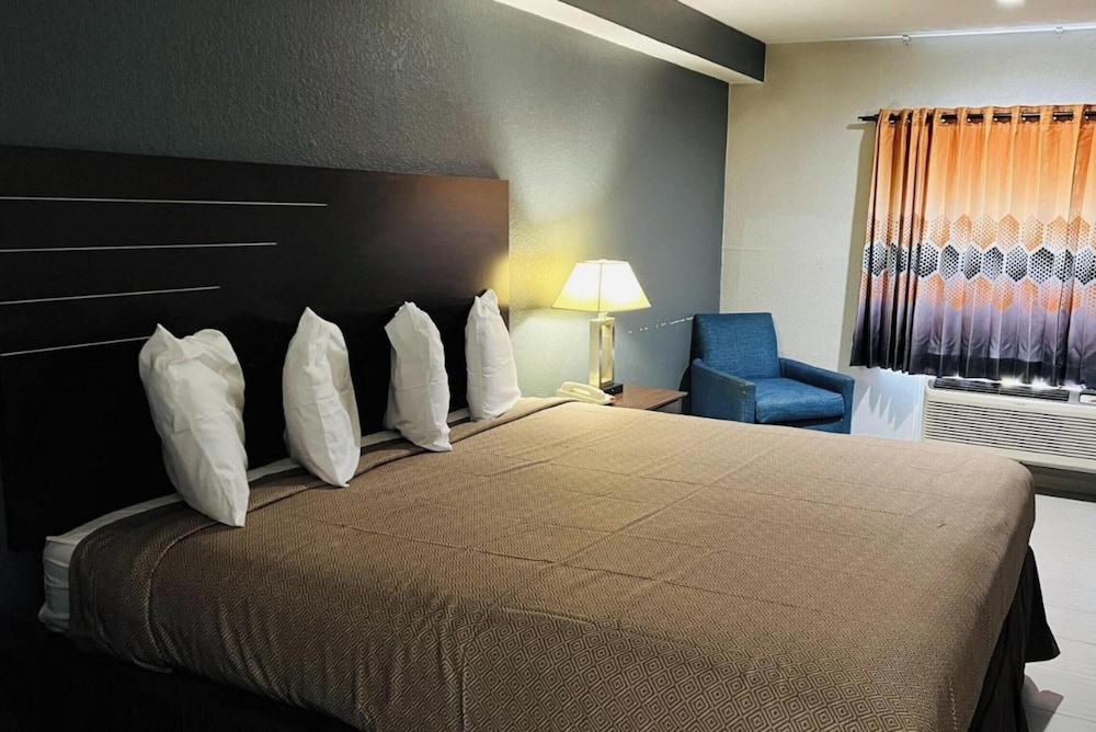 Regency Inn & Suites Houston East I 10 32/52