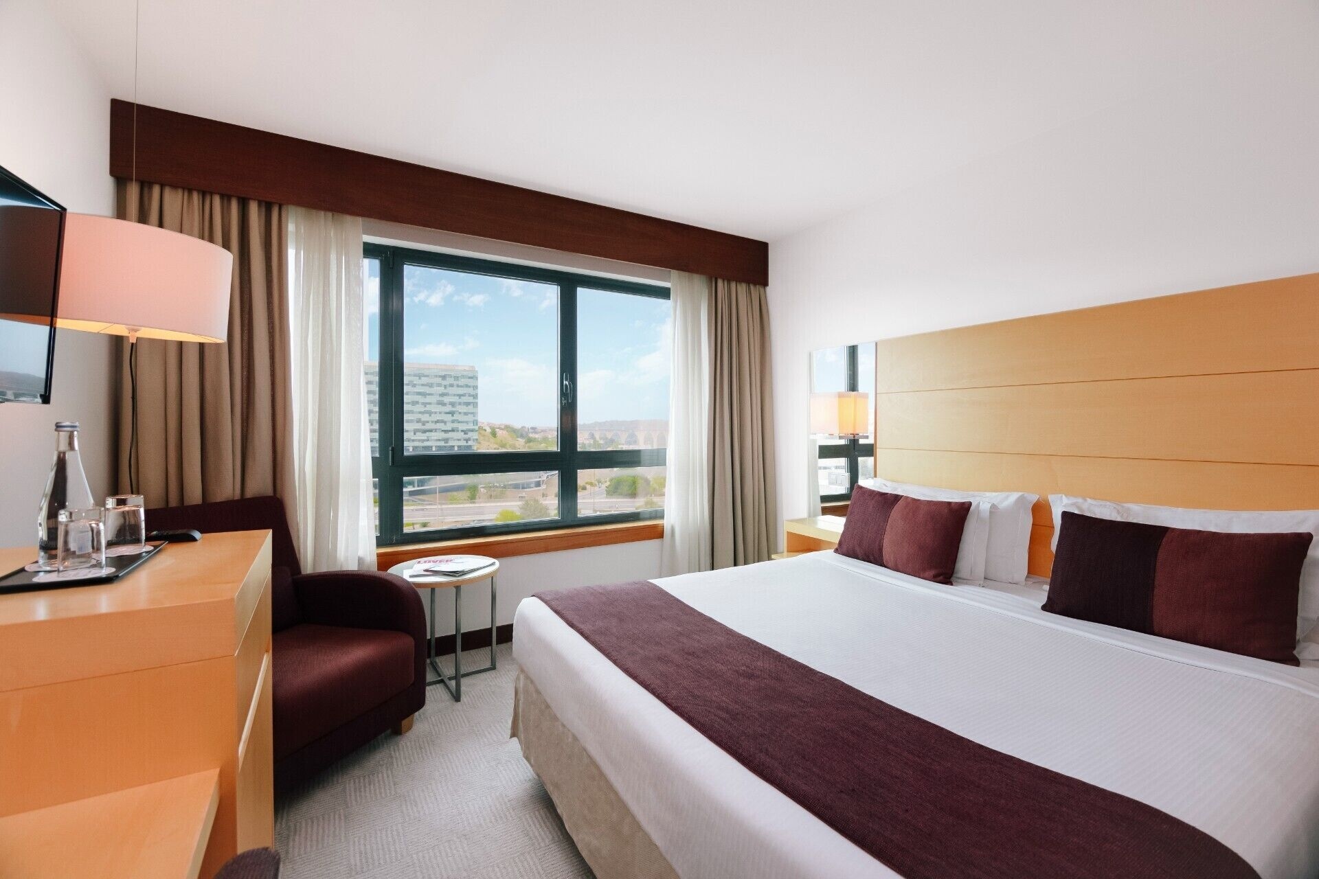 EXECUTIVE, DOUBLE OR TWIN BED, CITY VIEW