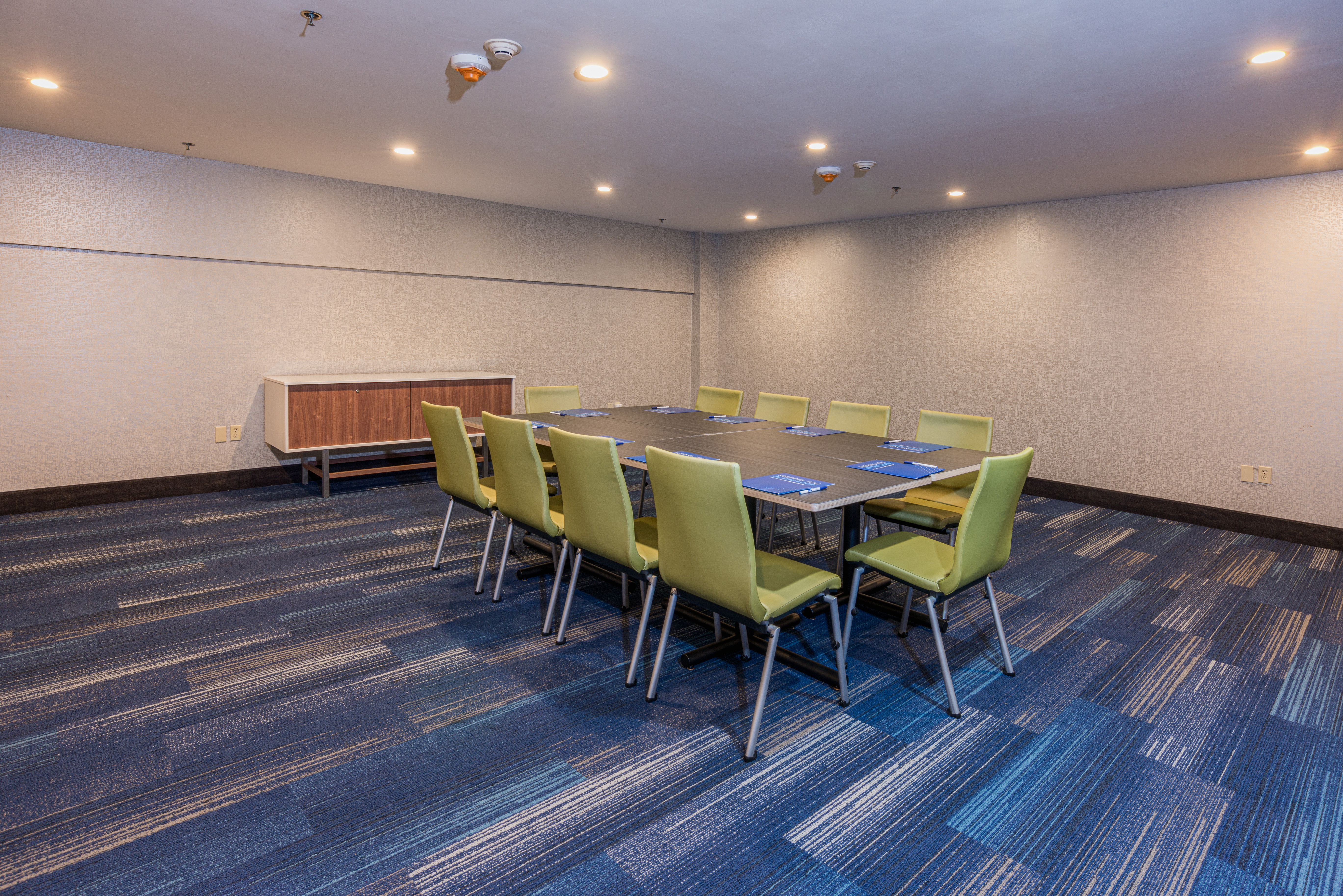 Holiday Inn Express Hotel And Suites Swansea 44/50