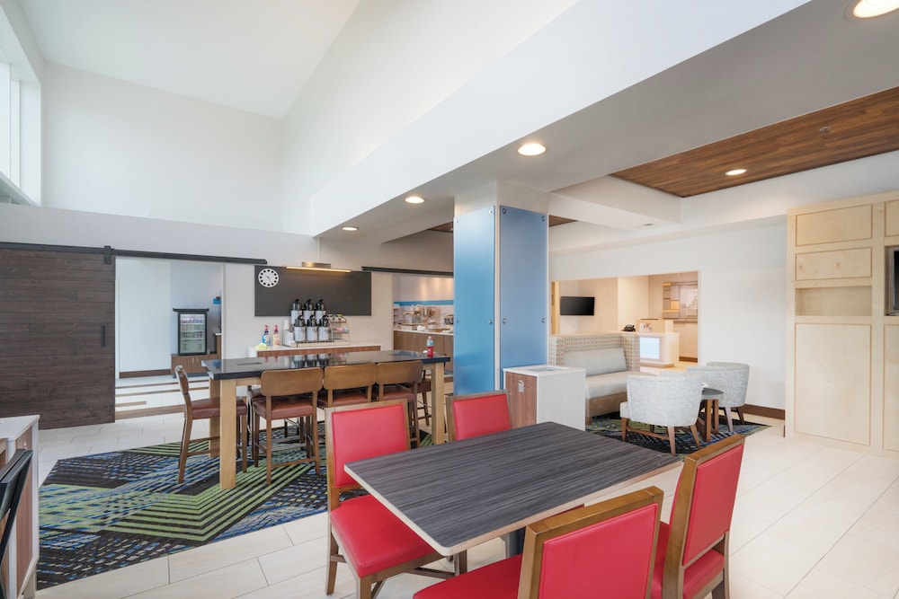 Holiday Inn Express Hotel Suites Frankfort 55/74