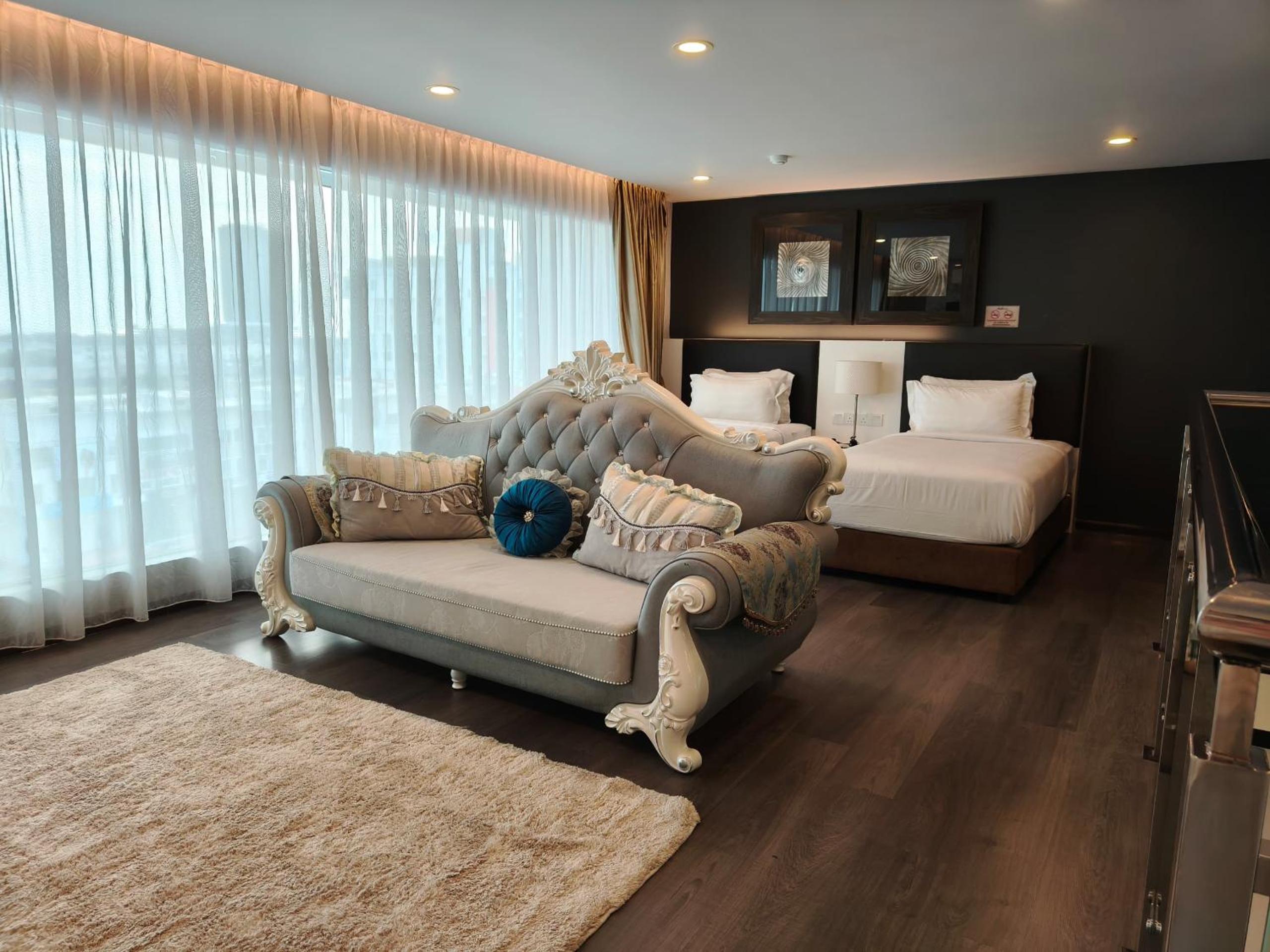 Suite, King and Twin Beds, Balcony