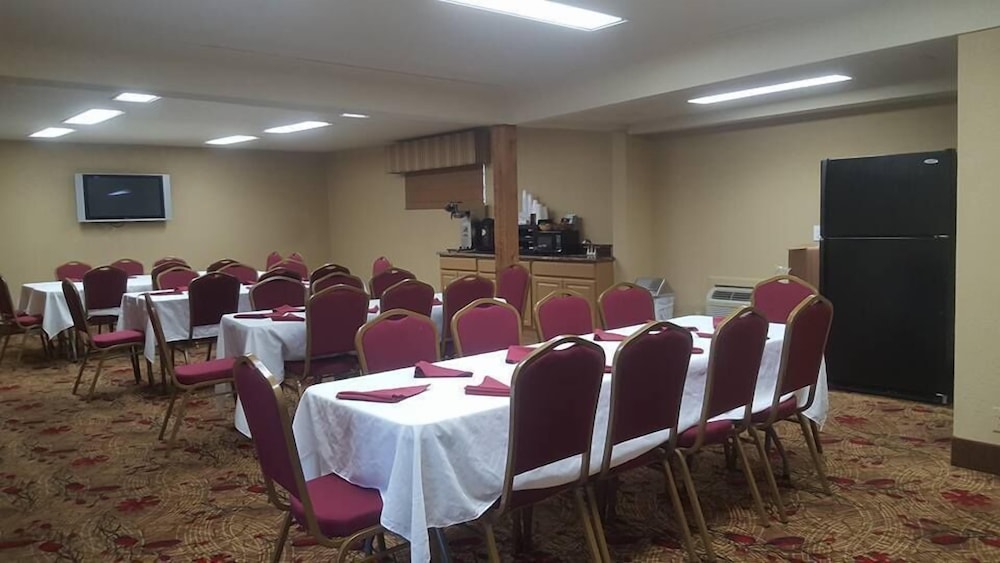 Sunday House Inn and Suites 20/23