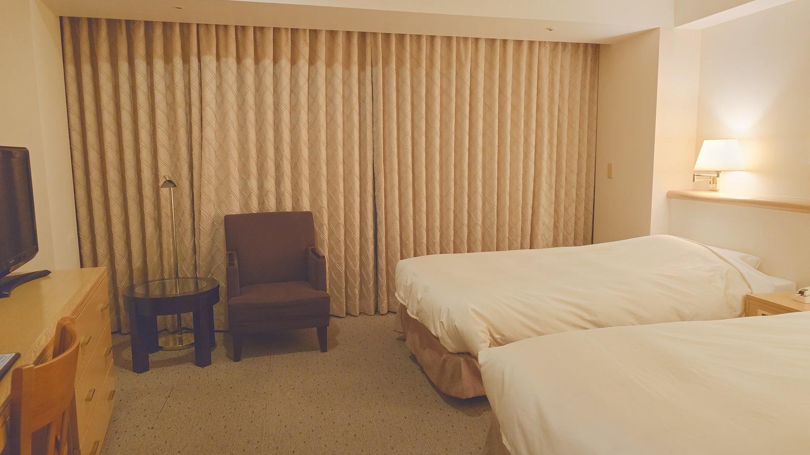 Deluxe, Twin Beds, Side View
