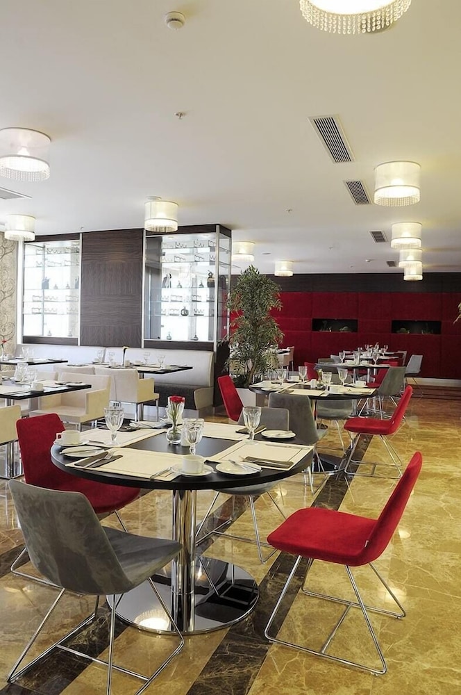DEMORA HOTEL 57/64