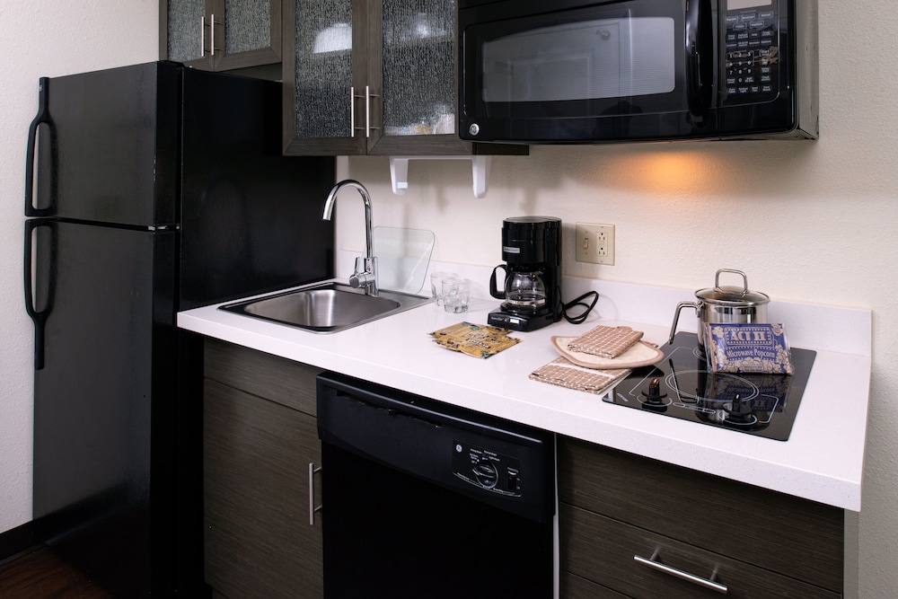 CANDLEWOOD SUITES OLATHE 45/56