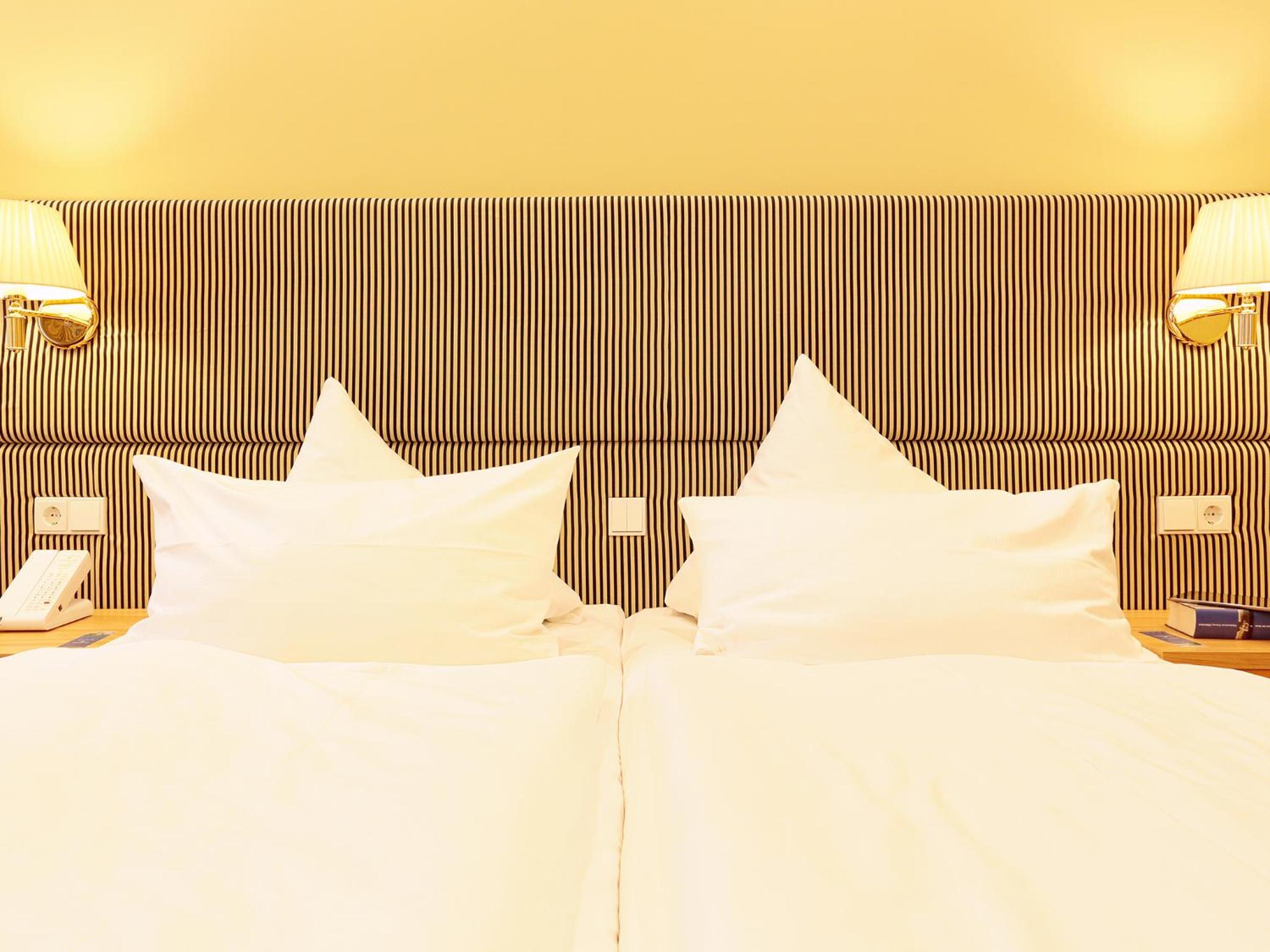 غرفة بسرير مزدوج بإطلالة على البحيرة، INSELHOTEL Potsdam-Hermannswerder 2/3