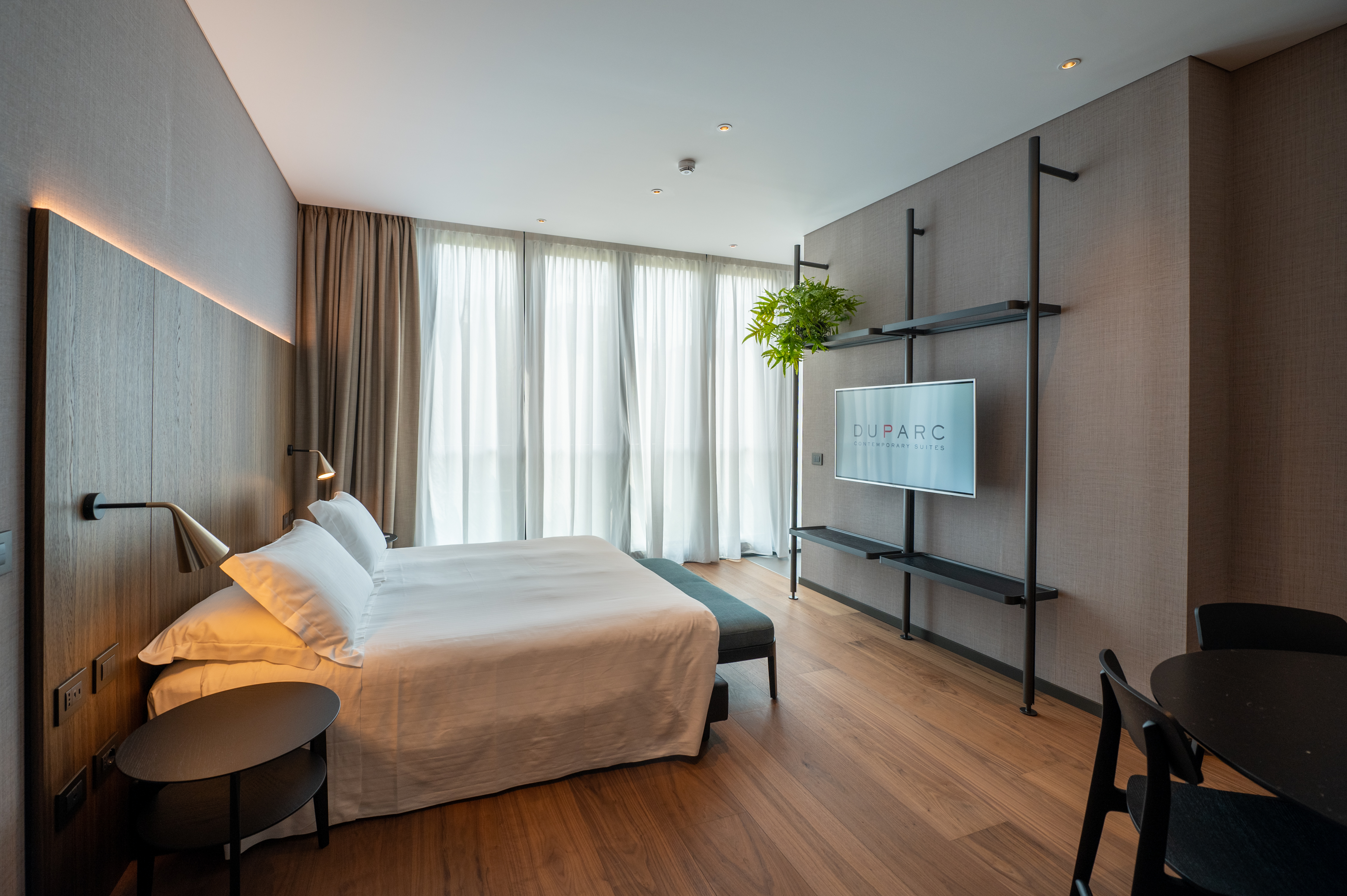 2 Bedrooms, Suite, 2 Bathrooms