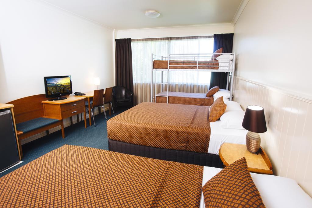 غرفة عائلية بأسرّة بطابقين، City Oasis Inn Townsville SureStay Collection by BW 2/4