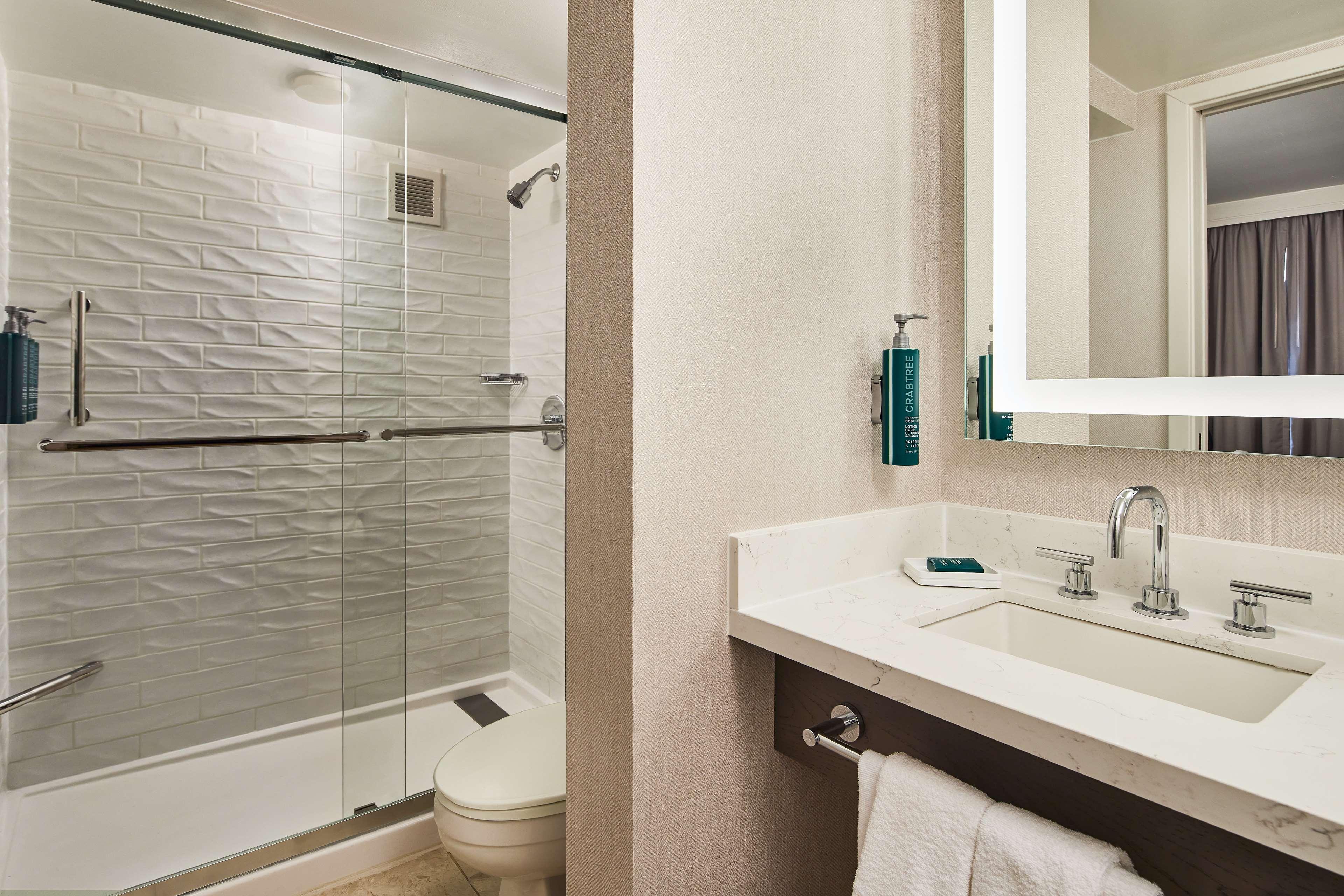 2 ROOMS, SUITE, KING BED, PLAZA VIEW