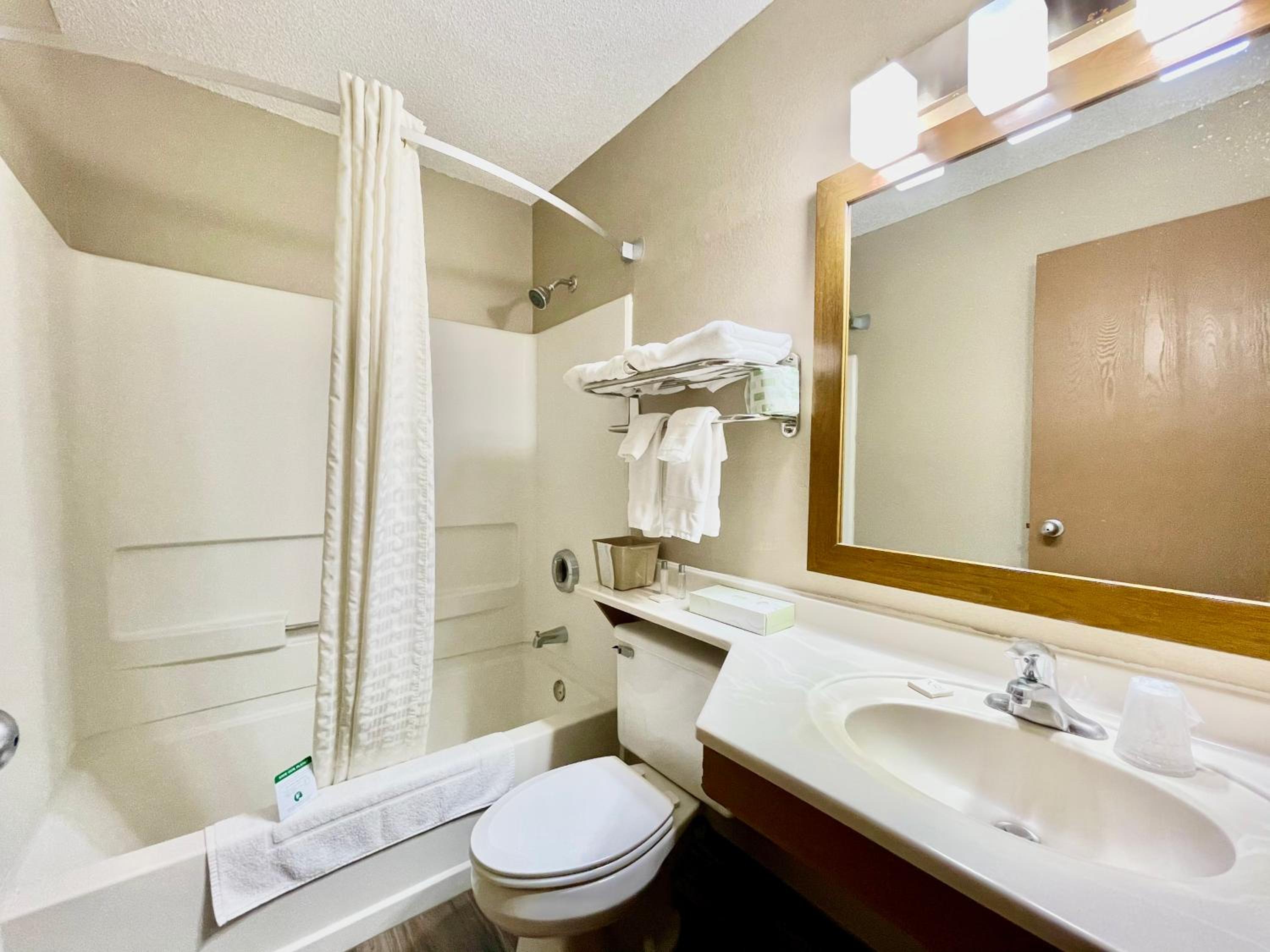 Econo Lodge Quincy 13/15