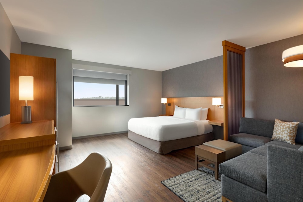 Hyatt Place Bloomington 24/64