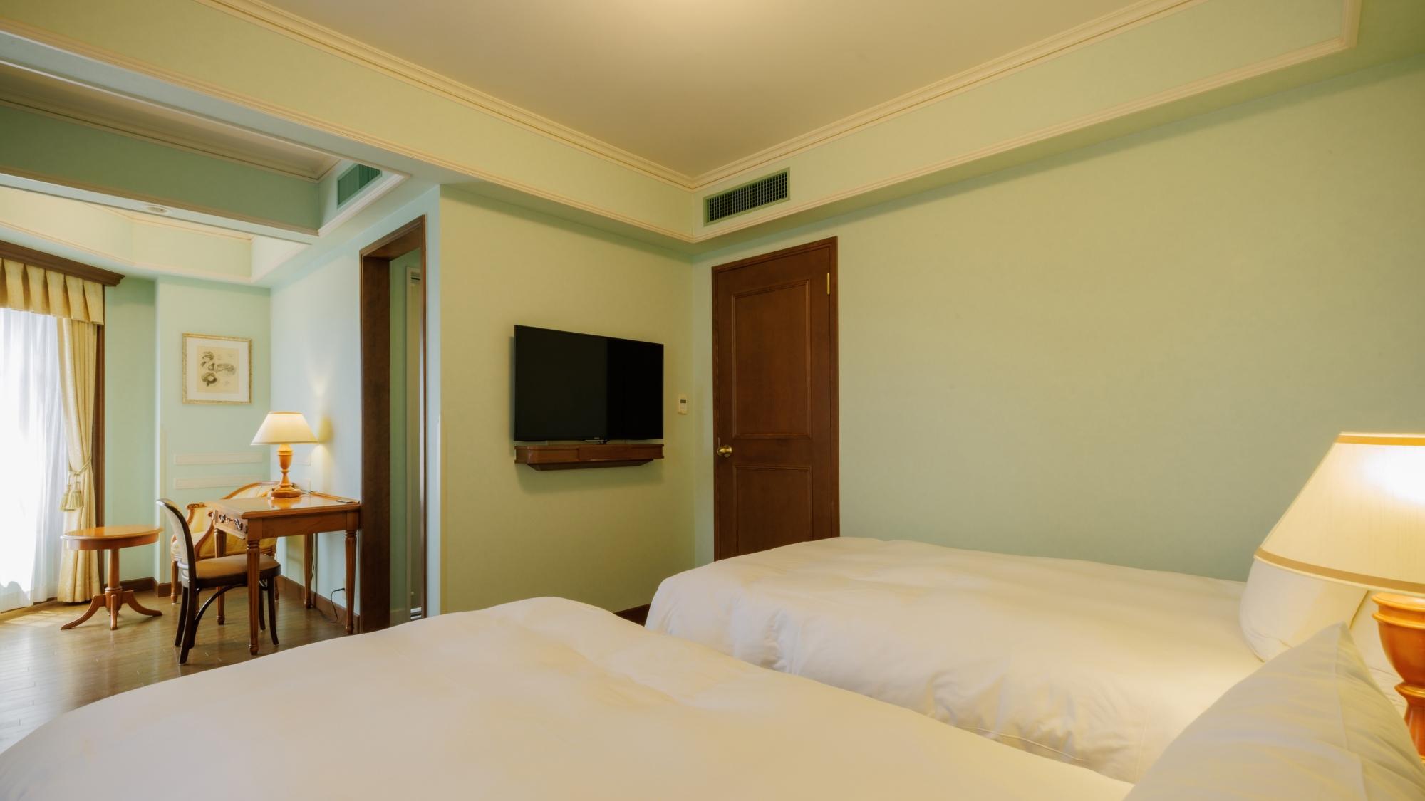 Female Only, Deluxe, Twin Beds, Corner
