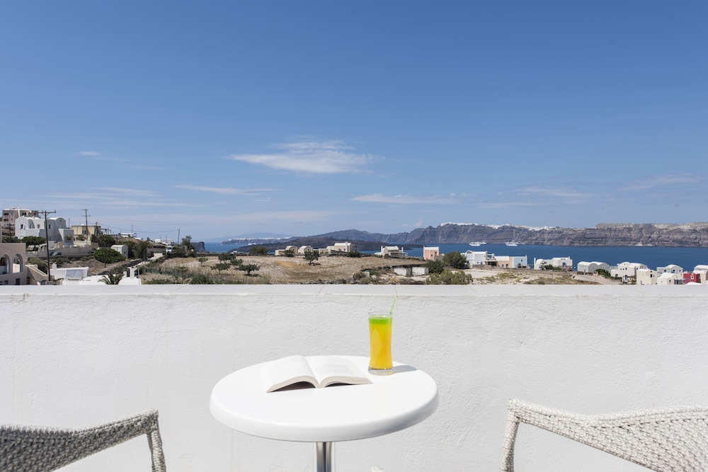 Thira S Dolphin Hotel 47/72