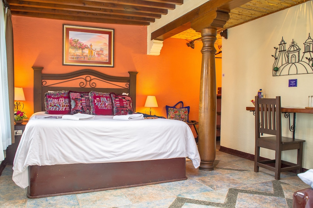 DELUXE, QUEEN BED, COURTYARD VIEW, COURTYARD AREA