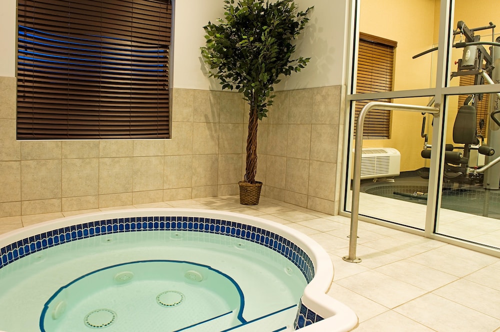 Holiday Inn Express Suites Slave Lake 3/69