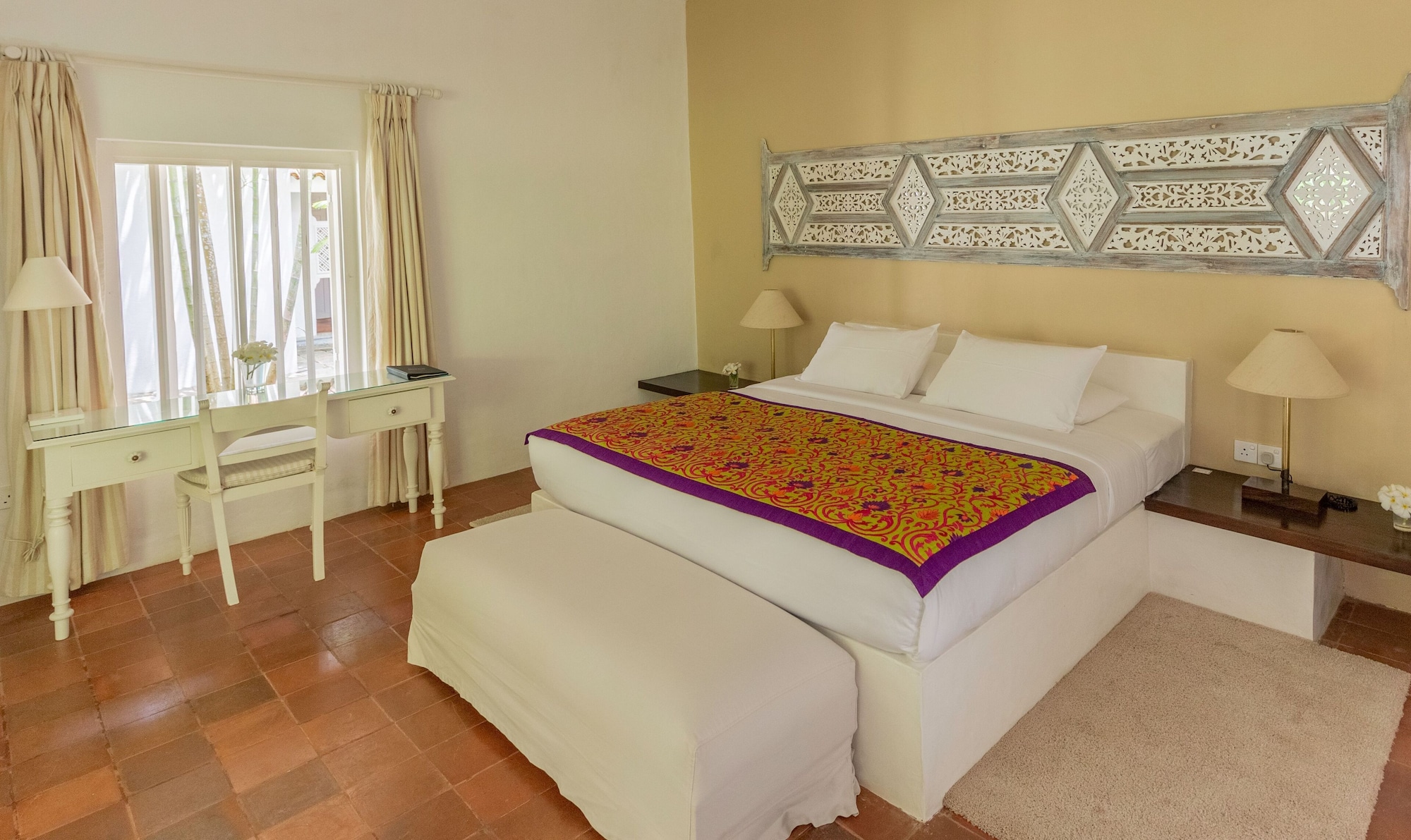 DELUXE, KING BED