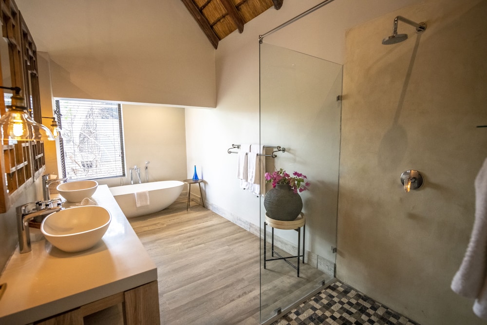 Elephant Plains Game Lodge 30/31