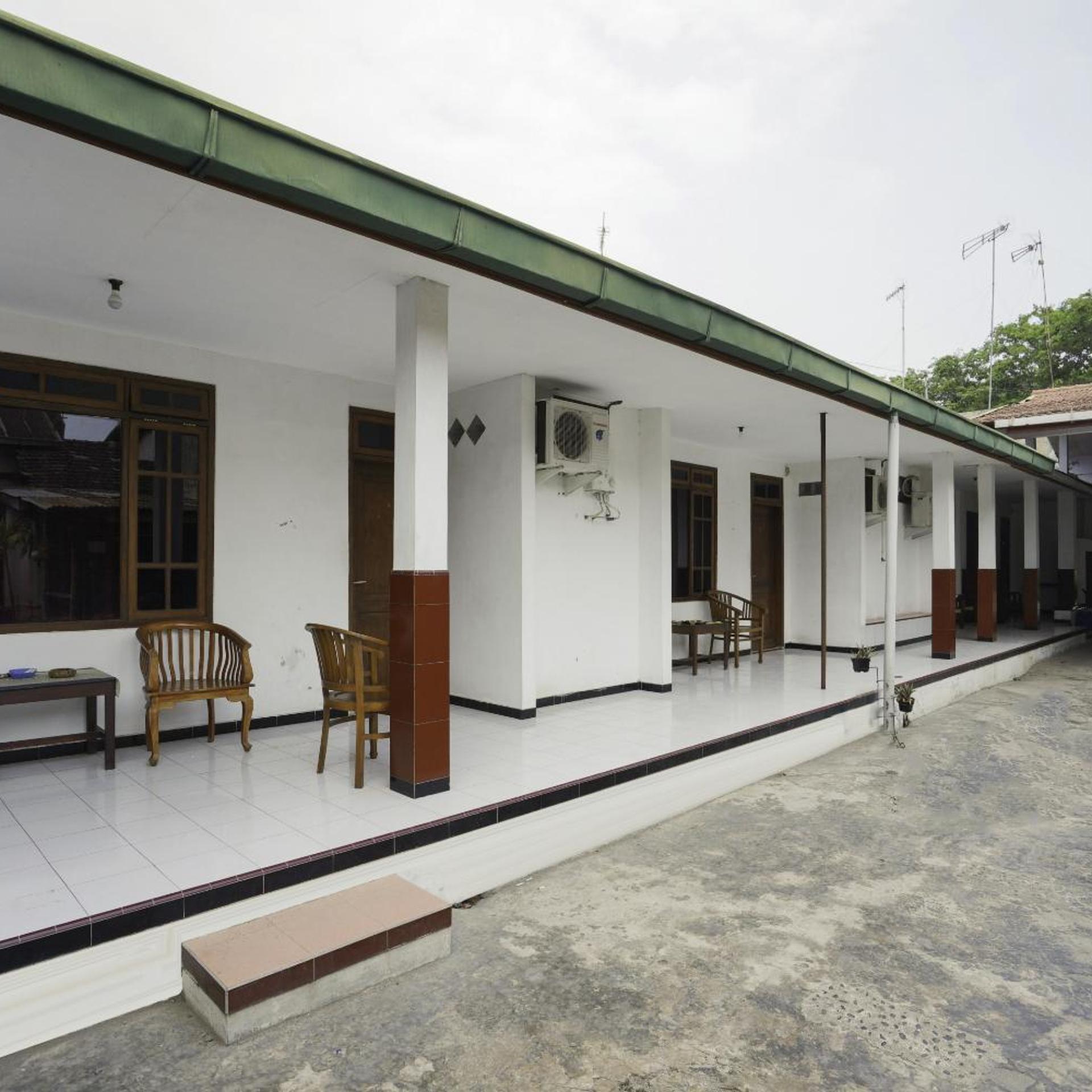 OYO 1999 Hotel Tentrem Syariah 29/33