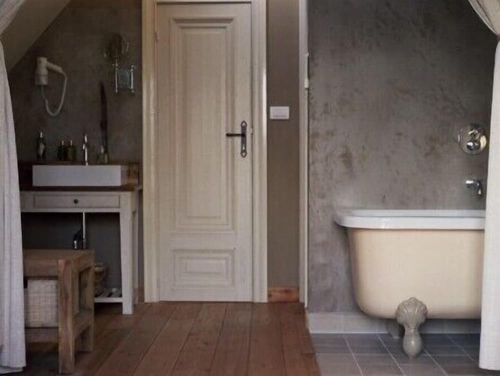 1669 Bed And Breakfast 44/50