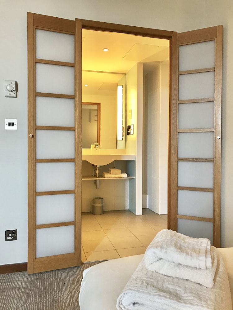 NOVOTEL CARDIFF CENTRE 38/75