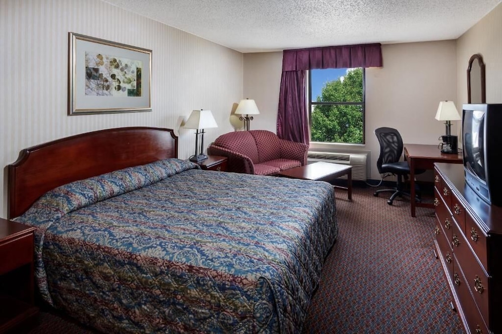 Red Roof Inn & Suites Newport News 8/48