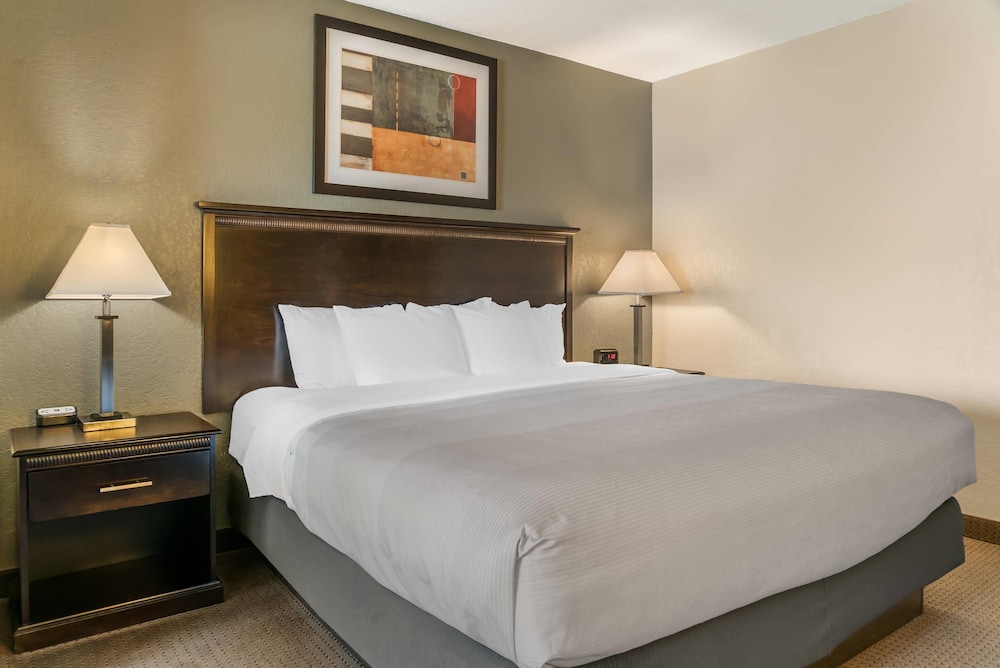 غرفة بسرير كينج لذوي الإعاقة، Quality Inn Suites Next To the Casino 2/2