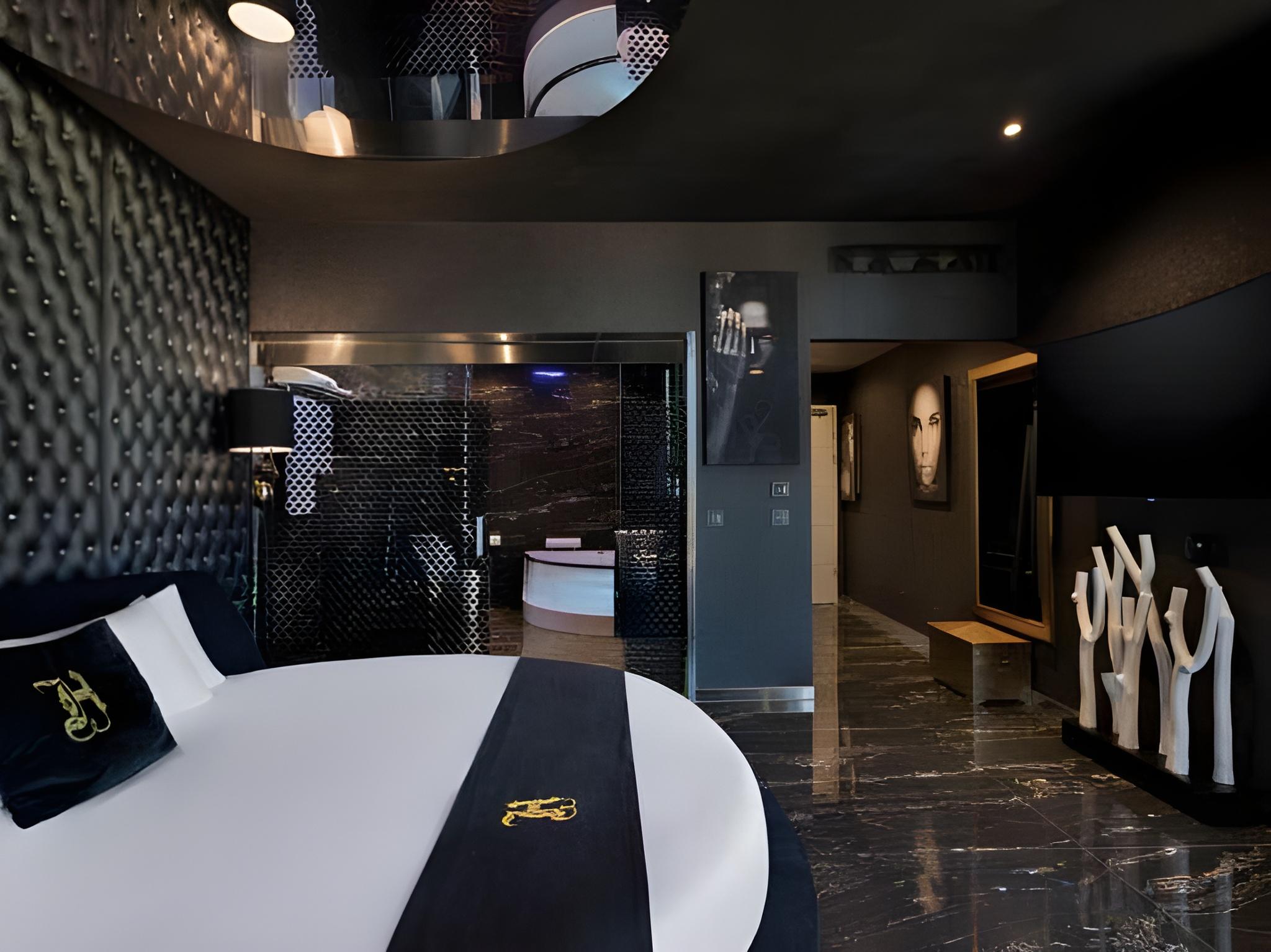 SIGNATURE, SUITE, JETTED TUB