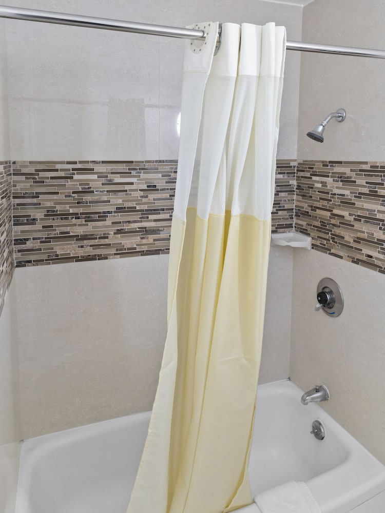 Dream Inn Fresno 47/50