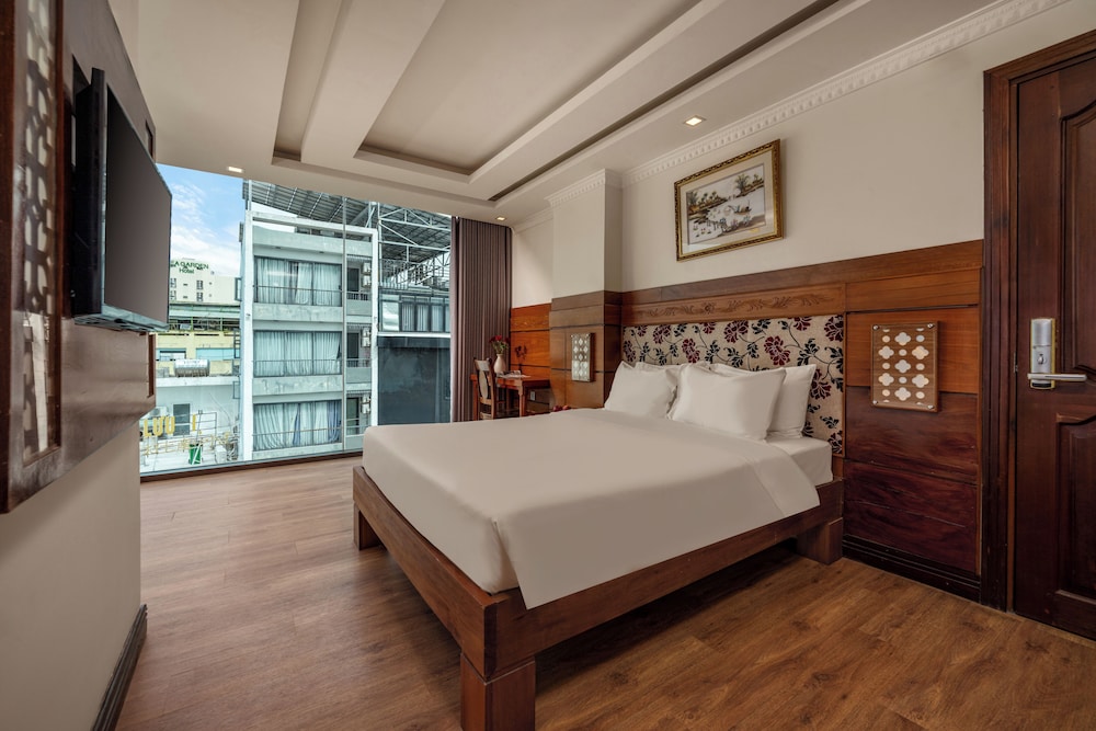 Senior, King Bed, City View
