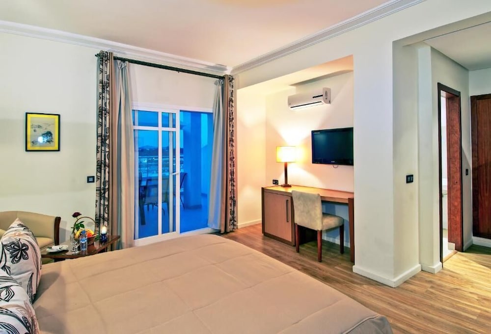 HOTEL ACROSS FEZ 10/18