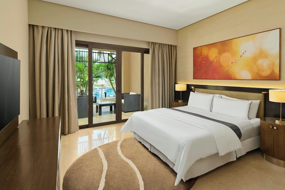 Suite, King Bed, Pool Side, Pool Access
