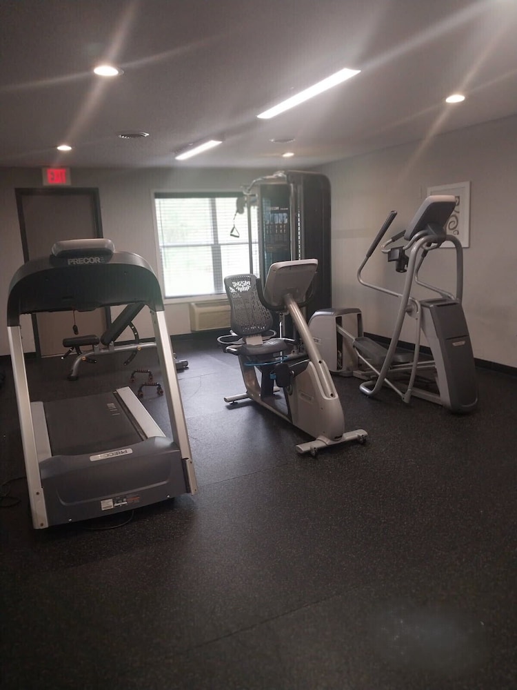 Country Inn & Suites by Radisson, Platteville, WI 30/48
