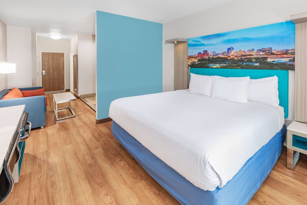 Days Inn & Suites by Wyndham San Antonio near Frost Bank Ctr 18/42