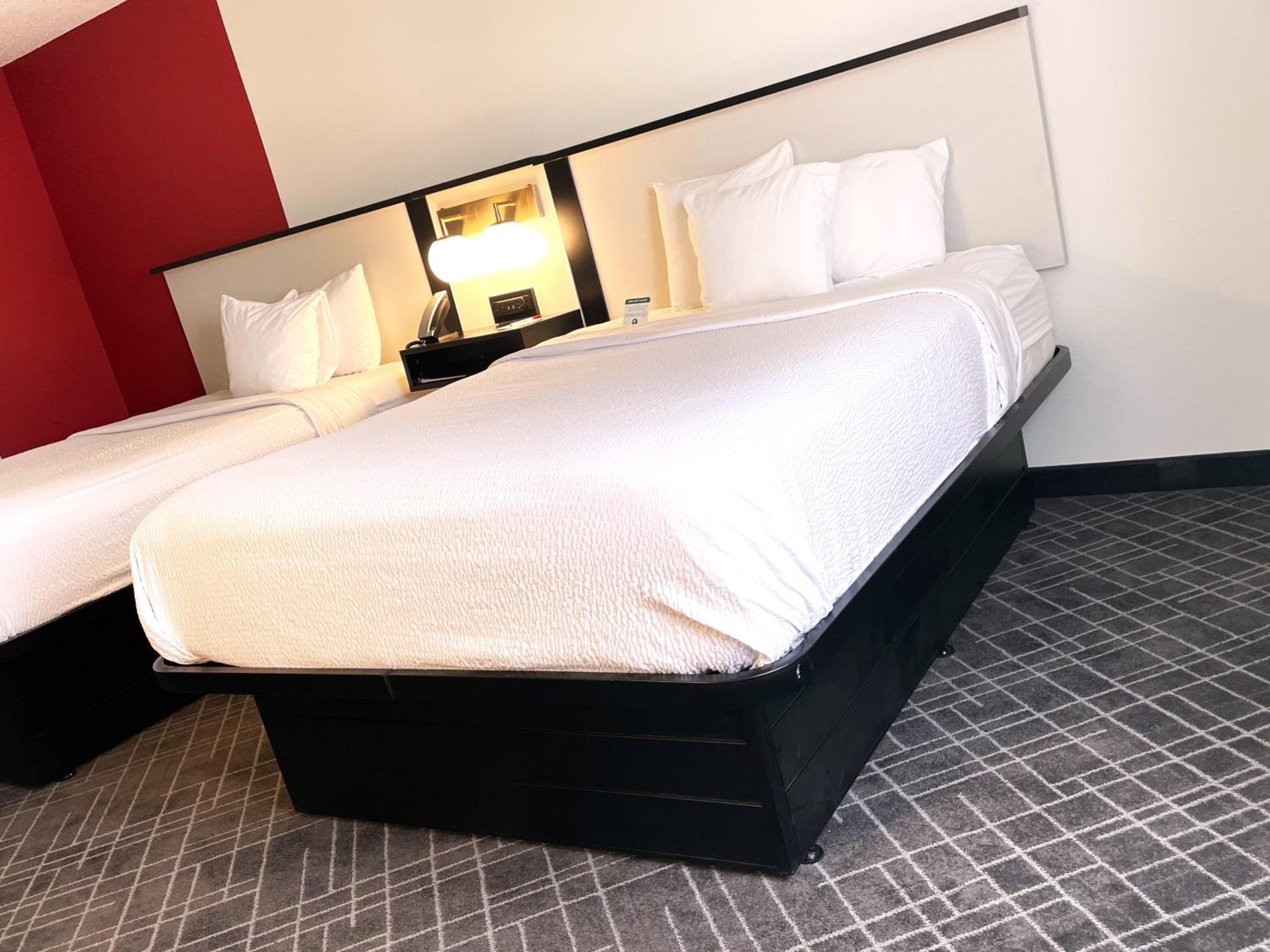 غرفة بسريرين كوين بحوض استحمام لذوي الإعاقة، Ramada by Wyndham Waupaca 6/10